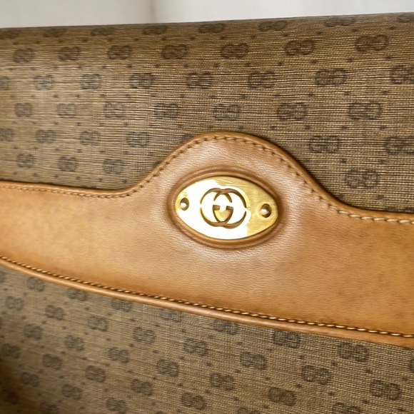 Authentic Gucci Leather Crossbody/Shoulder Bag. - Picture 15 of 15